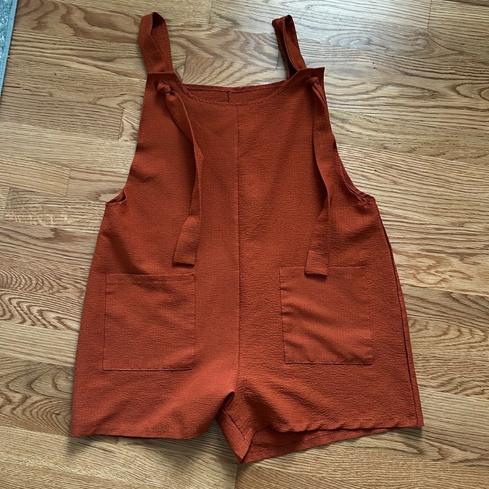 Very cute shorts romper with knotted straps